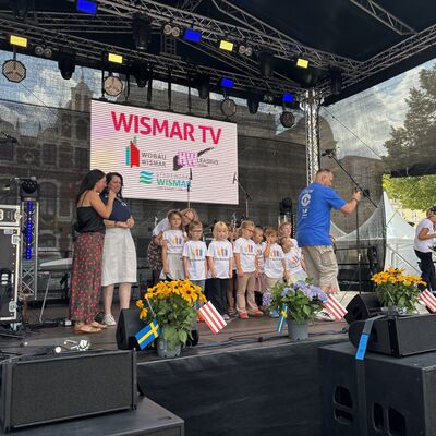 Bild vergr&ouml;&szlig;ern: Wismar TV Bühne auf dem Marktplatz am Schwedenfest 2026