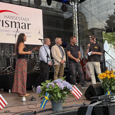 Bild vergr&ouml;&szlig;ern: Bürgermeister Frank Junge (2.v.l.) und Gäste aus Kalmar auf der Marktplatz-Bühne.