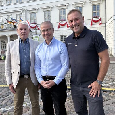 Bild vergr&ouml;&szlig;ern: Bürgermeister Frank Junge (auf dem Foto in der Mitte) begrüßt zum Schwedenfest Gäste aus der schwedischen Partnerstadt Kalmar: Stefan Johnson (rechts), Tourismuschef von Kalmar, und Per-Olof Jonsson (links), den zweiten stellvertretenden Präsidenten des Stadtrates von Kalmar.
