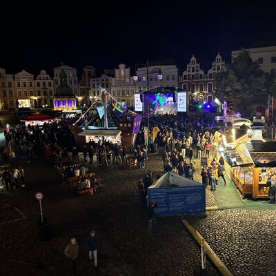 Bild vergr&ouml;&szlig;ern: Sabine Fischmarkt spielen auf dem Marktplatz zum Schwedenfest 2026