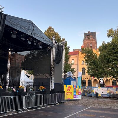 Bild vergr&ouml;&szlig;ern: Noch herrscht Ruhe vor der Bühne auf dem Marktplatz.