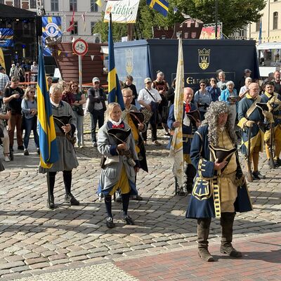Bild vergr&ouml;&szlig;ern: Die Bohus Elfsborghs Caroliner auf dem Marktplatz.