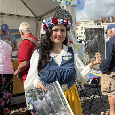 Bild vergr&ouml;&szlig;ern: Eine junge Frau in schwedischer Tracht.