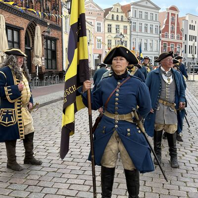 Bild vergr&ouml;&szlig;ern: Die Bohus Elfsborghs Caroliner auf dem Marktplatz.