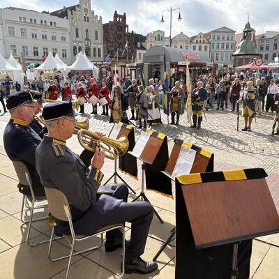 Bild vergr&ouml;&szlig;ern: Morgenandacht vor dem Rathaus.