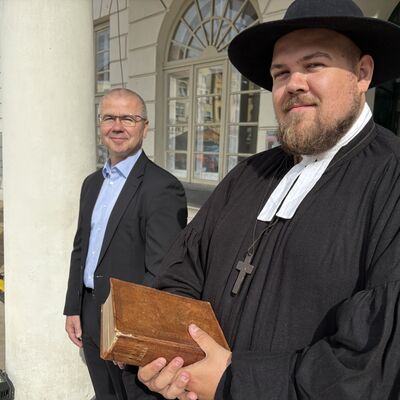 Bild vergr&ouml;&szlig;ern: Morgenandacht im Beisein von Bürgermeister Frank Junge (l.).