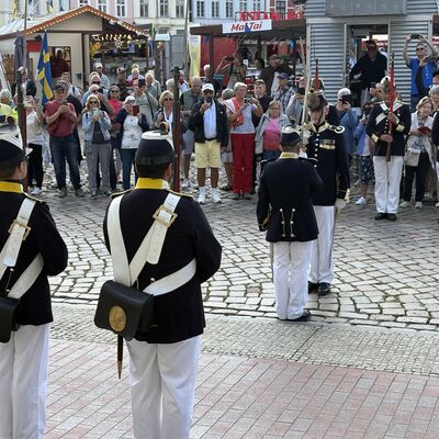 Bild vergr&ouml;&szlig;ern: Wachablösung der Königlichen Leibgarde aus Stockholm.