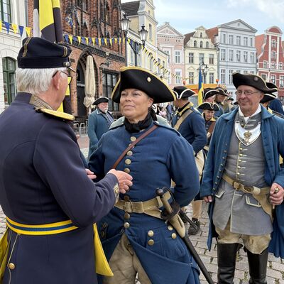 Bild vergr&ouml;&szlig;ern: Die Bohus Elfsborghs Caroliner auf dem Marktplatz.