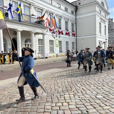 Bild vergr&ouml;&szlig;ern: Die Bohus Elfsborghs Caroliner auf dem Marktplatz.