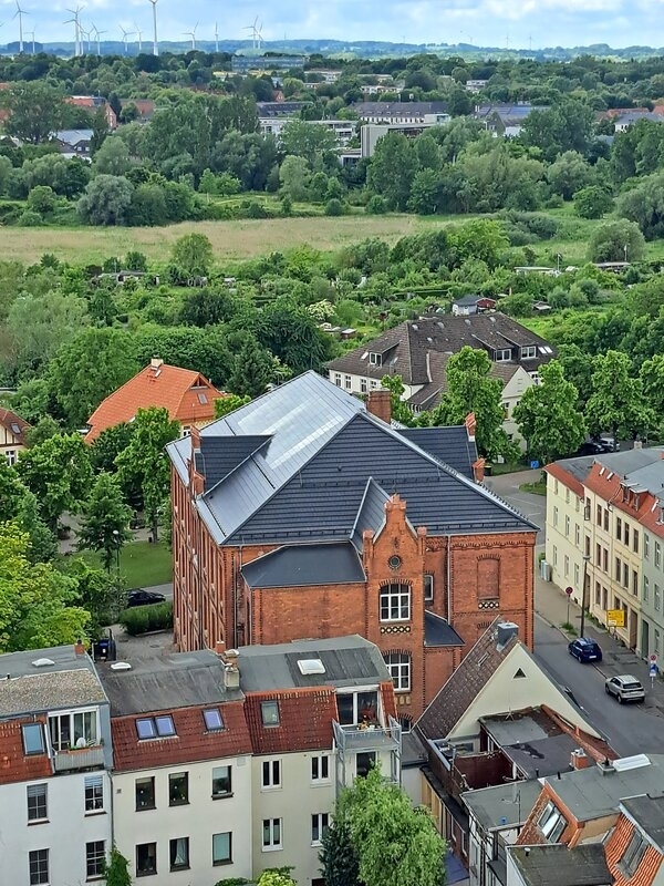 Bild vergr&ouml;&szlig;ern: Der Hauptsitz der Kreisvolkshochschule Nordwestmecklenburg befindet sich in Wismar, im Gebäude Badstaven (mit integrierter neuer PV-Anlage).