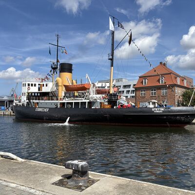Bild vergr&ouml;&szlig;ern: Der Dampfeisbrecher "Stettin" zu Gast im Alten Hafen.