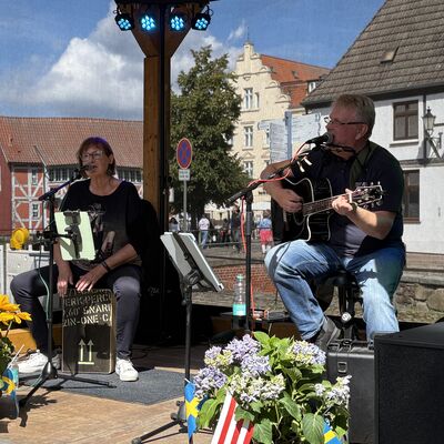 Bild vergr&ouml;&szlig;ern: Handgemachte irische Folk-Musik: "Old Green Clover" auf der Bühne am Ziegenmarkt.