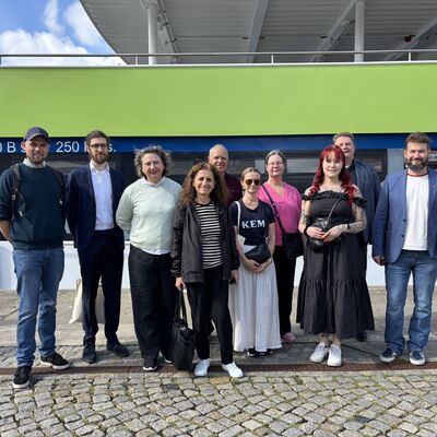 Bild vergr&ouml;&szlig;ern: Gäste aus Partnerstädten in Albanien und Finnland am Am Alten Hafen: Benjamin Leers von der Pressestelle/Internationale Beziehungen der Hansestadt Wismar mit Übersetzer Walter Kryemadhi, Manjola Kamolli, Vorsitzende des Stadtrates Pogradec, Entela Gusho, stellvertretende Bürgermeisterin von Pogradec, Ilir Basho, Berater für Kunst und Kultur der Stadtverwaltung Pogradec, Senja Raappana, Koordinatorin für nachhaltige Entwicklung in Kemi, Piia Hulkkonen, Direktorin des Sozialamtes Kemi, Viivi Järvelä, Vorsitzende des Stadtrates von Kemi, Matti Ruotsalainen, Bürgermeister von Kemi, und Mikko Koivulehto, Vorsitzender des Stadtrates von Kemi (v.l.).