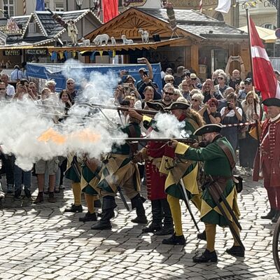Bild vergr&ouml;&szlig;ern: Schlachtdarstellung der Bohus Elfsborghs Caroliner vor dem Rathaus.