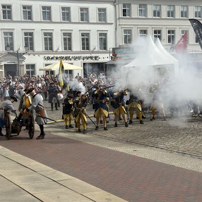 Bild vergr&ouml;&szlig;ern: Schlachtdarstellung der Bohus Elfsborghs Caroliner vor dem Rathaus.