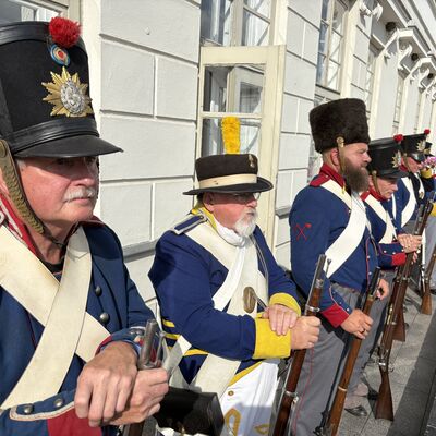 Bild vergr&ouml;&szlig;ern: Mitglieder des Schützenvereins Hanse 1990 Wismar auf dem Balkon des Rathauses.