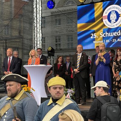 Bild vergr&ouml;&szlig;ern: Auf der Bühne stehen unter anderem Ministerpräsidentin Manuela Schwesig, Bürgermeister Frank Junge und die schwedische Botschafterin in Deutschland, Veronika Wand-Danielsson.