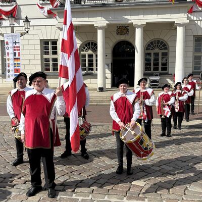Bild vergr&ouml;&szlig;ern: Kurz vor der offiziellen Eröffnung des 25. Schwedenfestes in Wismar.