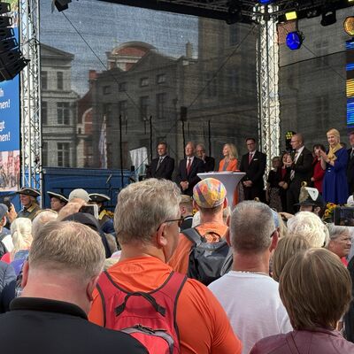 Bild vergr&ouml;&szlig;ern: Auf der Bühne stehen unter anderem Ministerpräsidentin Manuela Schwesig, Bürgermeister Frank Junge und die schwedische Botschafterin in Deutschland, Veronika Wand-Danielsson.