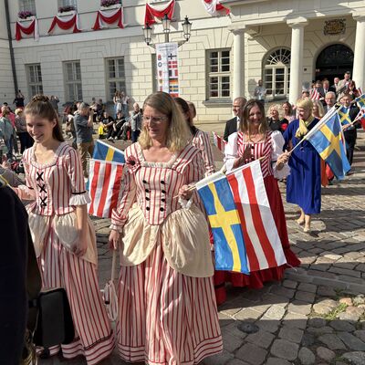 Bild vergr&ouml;&szlig;ern: Festzug vom Rathaus zur Bühne auf dem Marktplatz.