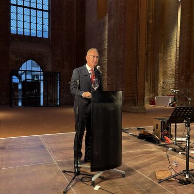 Bild vergr&ouml;&szlig;ern: Der Bürgermeister von Kalmar, Johan Persson hält seine Festrede beim Schwedenmahl
