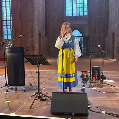 Bild vergr&ouml;&szlig;ern: Viveca Lindhe, eine schwedische Sängerin und Moderatorin, die in Berlin lebt, singt in der St.-Georgen-Kirche.