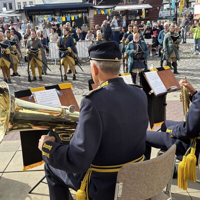 Bild vergr&ouml;&szlig;ern: Die Bohus Elfsborghs Caroliner mit schwedischen Musikern bei der Morgenandacht vor dem Rathaus.