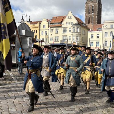 Bild vergr&ouml;&szlig;ern: Die Bohus Elfsborghs Caroliner nach der Morgenandacht vor dem Rathaus.