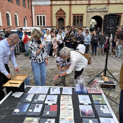 Bild vergr&ouml;&szlig;ern: Am Fürstenhof werden die Preise für die Lese-Quiz-Gewinner der Bibliothek vergeben.