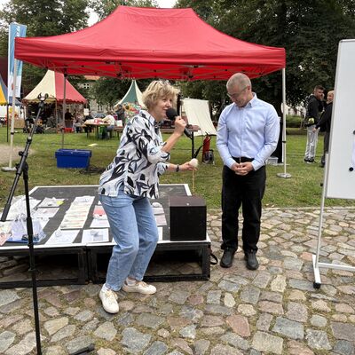 Bild vergr&ouml;&szlig;ern: Am Fürstenhof werden die Preise für die Lese-Quiz-Gewinner der Bibliothek vergeben. Bibliotheksleiterin Uta Mach mit Bürgermeister Frank Junge als Glücksfee.