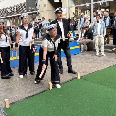 Bild vergr&ouml;&szlig;ern: Kubb-Showspiel in der Straße Hinter dem Rathaus. Hier das Team von Senator René Domke (r.).