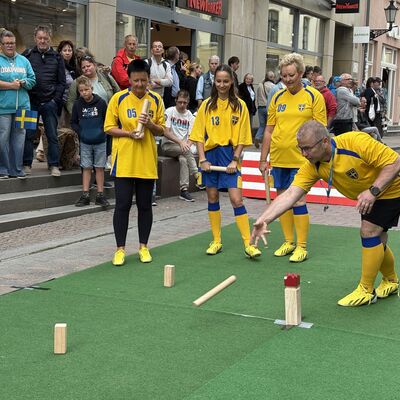 Bild vergr&ouml;&szlig;ern: Kubb-Showspiel in der Straße Hinter dem Rathaus. Bürgermeister Frank Junge wirft.
