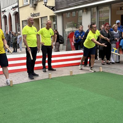 Bild vergr&ouml;&szlig;ern: Kubb-Showspiel in der Straße Hinter dem Rathaus. Bürgermeister Frank Junge wirft.