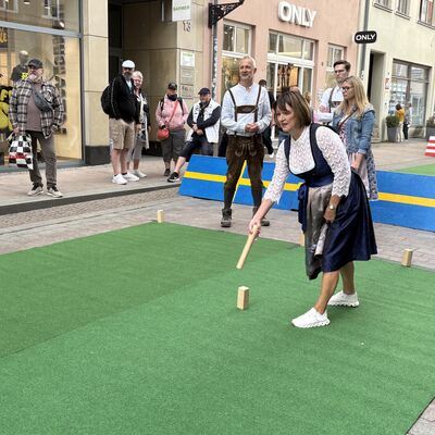 Bild vergr&ouml;&szlig;ern: Kubb-Turnier in der Straße Hinter dem Rathaus. Hier: Senatorin Heike Bansemer in Aktion.