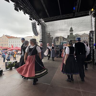 Bild vergr&ouml;&szlig;ern: Die Folkloretanzgruppe Berlin Köpenick auf der Marktplatz-Bühne.