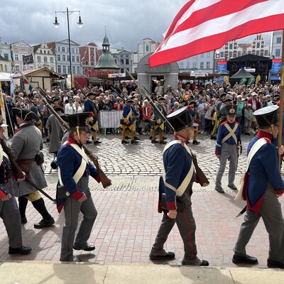 Bild vergr&ouml;&szlig;ern: Auch Schützen aus Wismar marschieren vor dem Rathaus.
