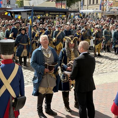 Bild vergr&ouml;&szlig;ern: Die Schweden übergeben die Hansestadt Wismar an Bürgermeister Frank Junge.