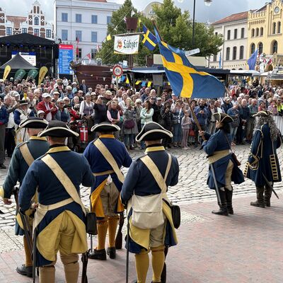 Bild vergr&ouml;&szlig;ern: Die Bohus Elfsborghs Caroliner vor dem Rathaus.