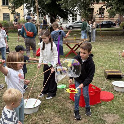 Bild vergr&ouml;&szlig;ern: Kinderschwedenfest vor dem Fürstenhof.