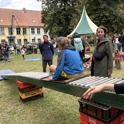 Bild vergr&ouml;&szlig;ern: Kinderschwedenfest vor dem Fürstenhof.