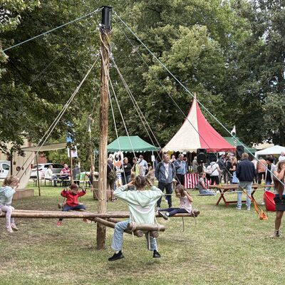 Bild vergr&ouml;&szlig;ern: Kinderschwedenfest vor dem Fürstenhof.