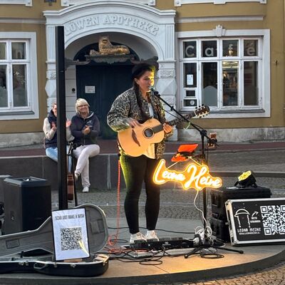 Bild vergr&ouml;&szlig;ern: Leona Heine auf dem Hopfenmarkt.
