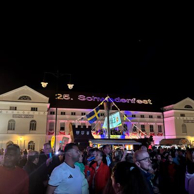 Bild vergr&ouml;&szlig;ern: Lasershow auf dem Marktplatz.