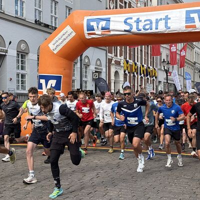 Bild vergr&ouml;&szlig;ern: 27. Schwedenlauf 2026: Hauptlauf über 10 Kilometer.