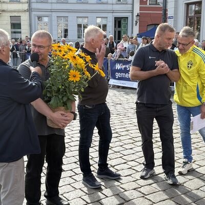 Bild vergr&ouml;&szlig;ern: Bürgermeister Frank Junge (2.v.l.) mit Moderatoren des Schwedenlaufs und Gästen aus der schwedischen Partnerstadt Kalmar.