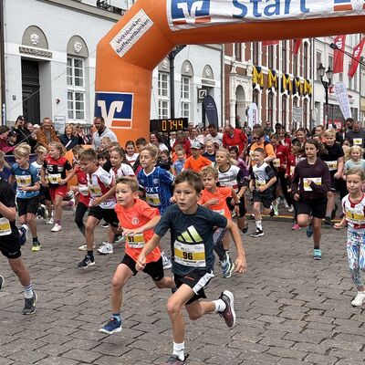 Bild vergr&ouml;&szlig;ern: Start für den Schnupperlauf über einen Kilometer.