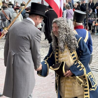 Bild vergr&ouml;&szlig;ern: Bürgermeister Frank Junge (l.) verabschiedet die Bohus Elfsborghs Caroliner vor dem Rathaus.
