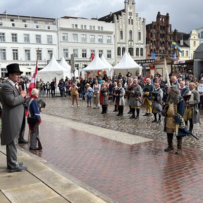 Bild vergr&ouml;&szlig;ern: Bürgermeister Frank Junge (l.) verabschiedet die Bohus Elfsborghs Caroliner vor dem Rathaus.