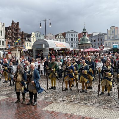 Bild vergr&ouml;&szlig;ern: Verabschiedung der Bohus Elfsborghs Caroliner vor dem Rathaus.