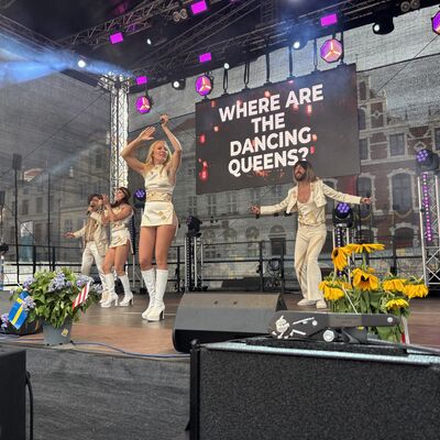 Bild vergr&ouml;&szlig;ern: ABBA Coverband zum Abschluss des Schwedenfests 2026 auf dem Marktplatz